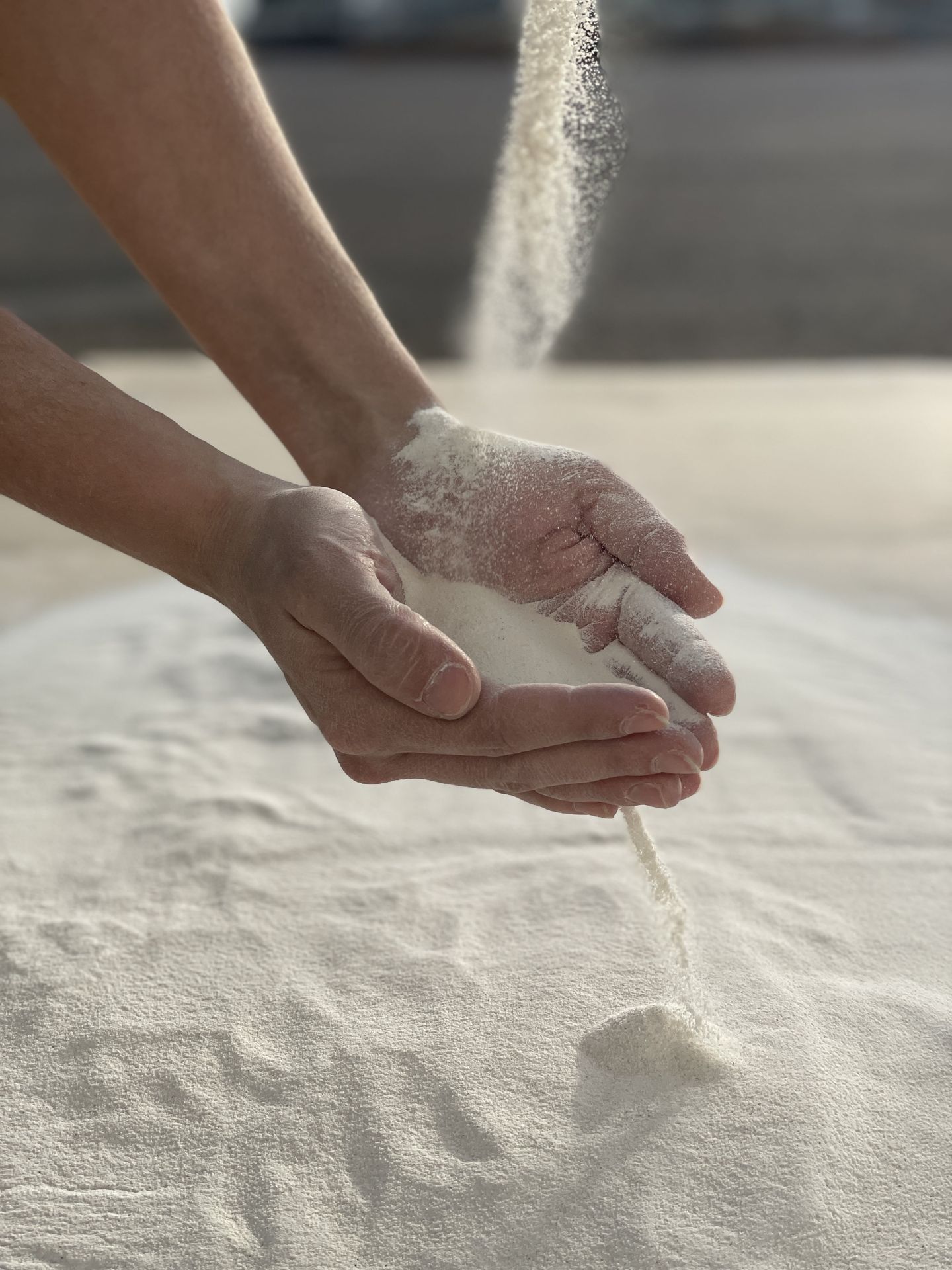 Materia mineral en polvo sostenida entre las manos